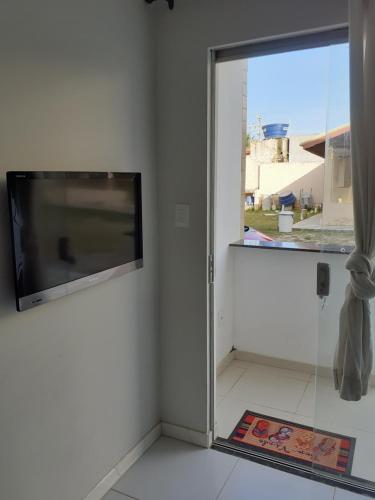 טלויזיה ו/או מרכז בידור ב-Apartamento aconchegante 2 quartos com suíte na praia de Guaibim