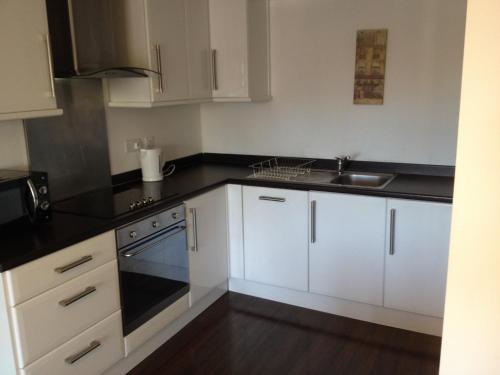 A kitchen or kitchenette at York Apartments 