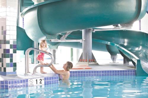 Bazén v ubytování Service Plus Inns and Suites nebo v jeho okolí