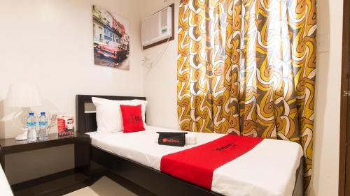 En eller flere senger på et rom på RedDoorz Plus @ Diola Villamonte Bacolod