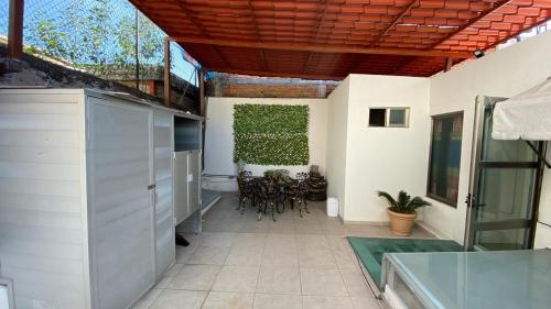 un patio con sillas y una mesa en un edificio en Casa Ana Celia en Morelia