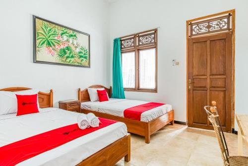 Ένα ή περισσότερα κρεβάτια σε δωμάτιο στο RedDoorz Syariah near Gor Ken Arok