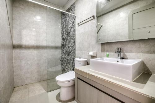 Ванная комната в KoolKost @ Taman Griya Jimbaran