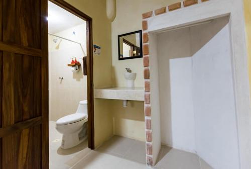 łazienka z toaletą i umywalką w obiekcie Posada del Rey Azúcar w mieście Salina Cruz