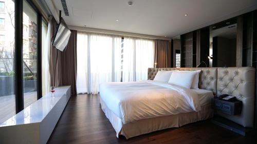 Postel nebo postele na pokoji v ubytování Hotel Mvsa+Michelin 2 Starred Molino de Urdàniz