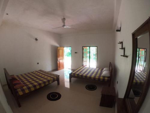 Tempat tidur dalam kamar di Punkalasa tourist lodge