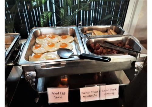 een buffet met eten, eieren en andere etenswaren bij Hotel Romeo Palace Pattaya in Noord Pattaya