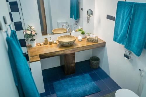 a bathroom with a counter with a sink and a mirror at Madla rooms in Weligama