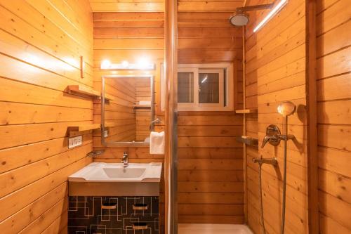 Koupelna v ubytování Nature's Abode - The Wooden Villa at Morjim by StayVista