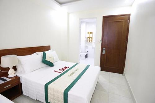 Una cama o camas en una habitación de catba sunrise hotel