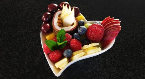 un piatto di frutta e verdura su un tavolo di Villa Adalbert Guesthouse a Somerset West