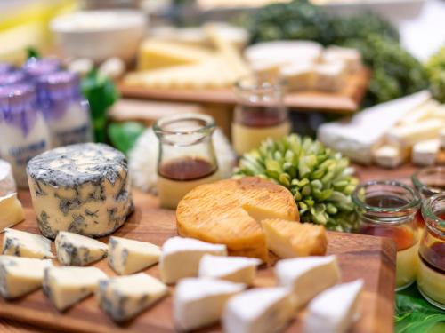 Una mesa con queso y pan y otros alimentos. en La'gent Stay Hakodate Ekimae, en Hakodate