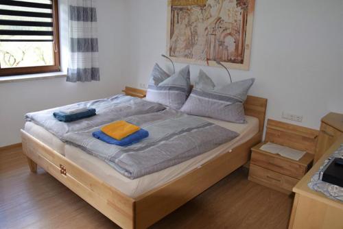 En eller flere senge i et værelse på Ferienwohnung Strasser