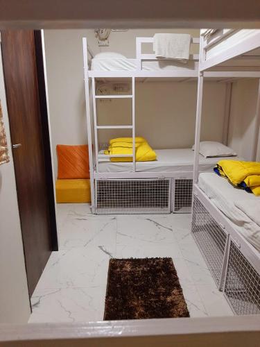 a room with two bunk beds in a room at Sprinklers in New Delhi
