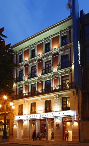 un grande edificio con balcone su strada di Hotel Fruela a Oviedo