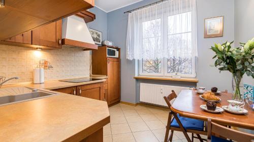 Кухня или мини-кухня в Maya's Flats & Resorts - Old Town Długa 72 Maisonette
