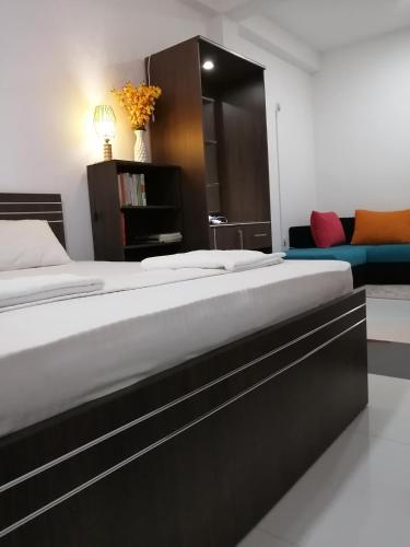 Una cama o camas en una habitación de Ibis