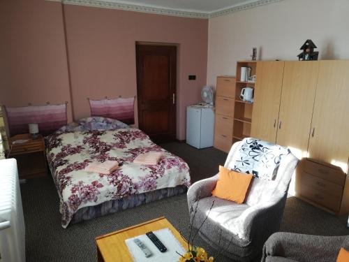 1 dormitorio con 1 cama, 1 silla y 1 mesa en Grill Garten Vendégház, en Keszthely