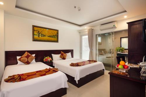 Giường trong phòng chung tại Azura Hotel