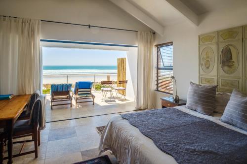 um quarto com uma cama e vista para o oceano em Deja-Vu em Paternoster