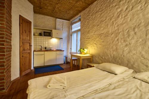 1 dormitorio con 1 cama grande y cocina en Flatmanagement Kaupmehe Apartments, en Tallin