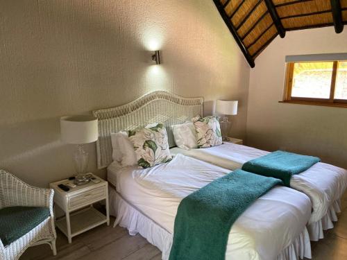 Katil atau katil-katil dalam bilik di Kruger Park Lodge - IKZ2 - 3 Bedroom Chalet