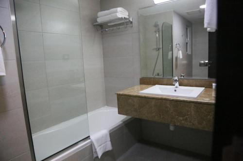 Kamar mandi di Manazil Aldar Hotel