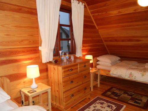 Voodi või voodid majutusasutuse Forest Edge Lodge toas
