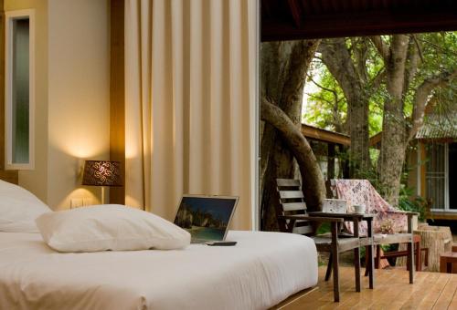 een slaapkamer met een bed met een laptop erop bij Veranda Lodge in Hua Hin