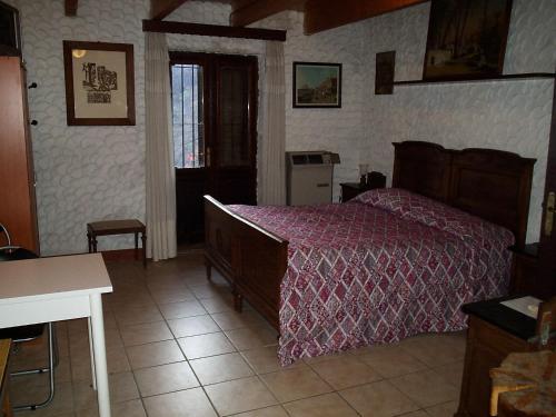 1 dormitorio con 1 cama con colcha púrpura en Ianua Coeli, en Mosso Santa Maria