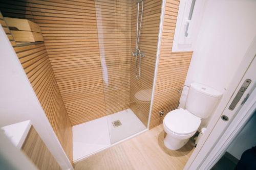 een kleine badkamer met toilet en douche bij Old Side Duplex Platja d'Aro in Platja  d'Aro