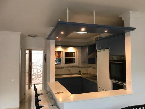 una cocina con fregadero y estufa horno superior en Bungalow Isla Margarita, en Puerto Rico de Gran Canaria