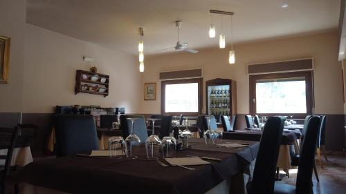 jadalnia z długimi stołami i krzesłami w obiekcie Hotel Cristina w mieście Verrayes
