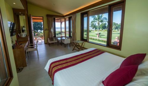 una camera con un grande letto e una grande finestra di Bagan Thiripyitsaya Sanctuary Resort a Bagan