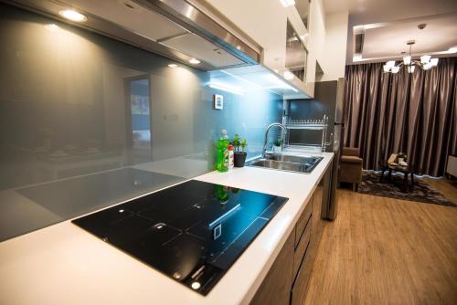 A kitchen or kitchenette at 22housing Vinhomes Metropolis Hotel & Apartment