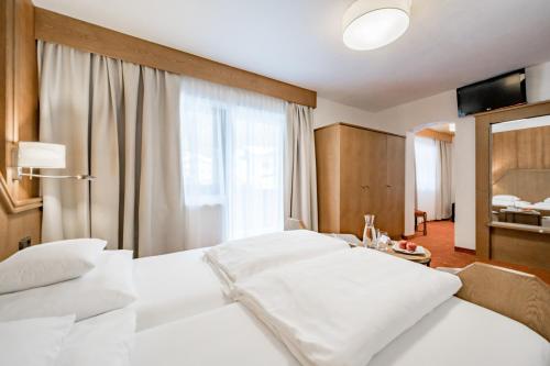 a hotel room with two beds and a window at Bed & Breakfast Fender in Sölden