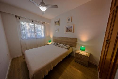 1 dormitorio con 1 cama y 2 lámparas en las mesas en Apartamento Gandia Touriplaya, en Gandía