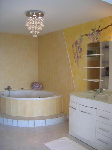 une salle de bain avec une baignoire et un lavabo dans l'établissement Villa Fabregas, à La Seyne-sur-Mer