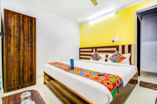 FabHotel Grand Sheela في باتنا: غرفة نوم بسرير كبير في غرفة