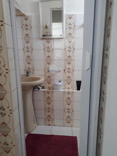 ein kleines Badezimmer mit Waschbecken und Spiegel in der Unterkunft Casa da Praça Morro de São Paulo in Morro de São Paulo