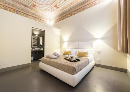 מיטה או מיטות בחדר ב-LUCUS Exclusive Bed and Breakfast
