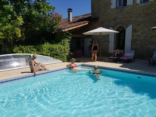 a group of people sitting in a swimming pool at Le Clos d'Any in Fontet