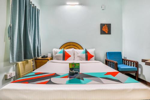 Tempat tidur dalam kamar di FabExpress Santhi Inn, Promenade Beach