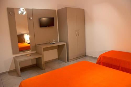 una piccola stanza con due letti e uno specchio di Torre Lapillo Centro GMA Tourism a Torre Lapillo