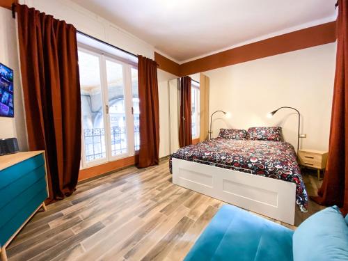 um quarto com uma cama e uma grande janela em A 2 PASSI DAL CENTRO em Gênova