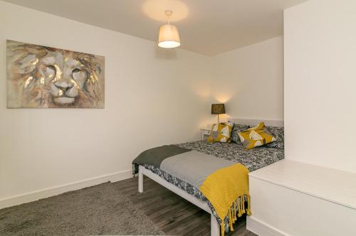 Schlafzimmer mit einem Bett mit Wandgemälde in der Unterkunft Denby Lodge in Letchworth