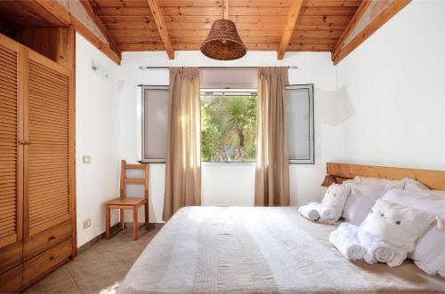 Un pat sau paturi într-o cameră la Nereidi Pool Villas