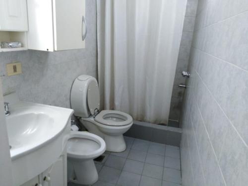 uma casa de banho branca com um WC e um lavatório em Hermoso monoambiente totalmente equipado- M em Buenos Aires