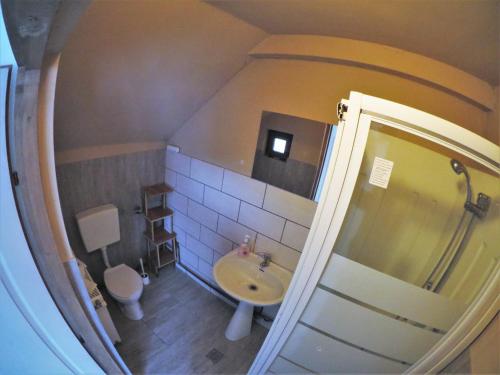 Ett badrum på Sport Hostel Cluj