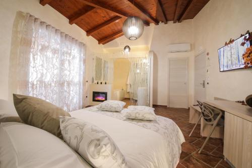 um quarto com uma grande cama branca num quarto em Aiem B&B em Gioia Tauro